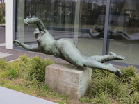 907223 Afbeelding van het bronzen beeldhouwwerk 'Zwemster' van Eric Claus (1936), in 1964 geplaatst voor de entree van ...